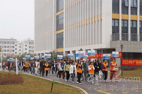 參賽選手有序前往賽場